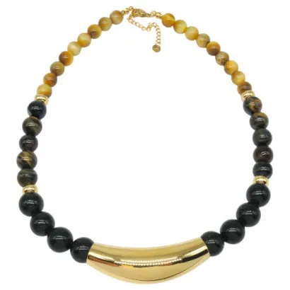 Collar de acero y piedras