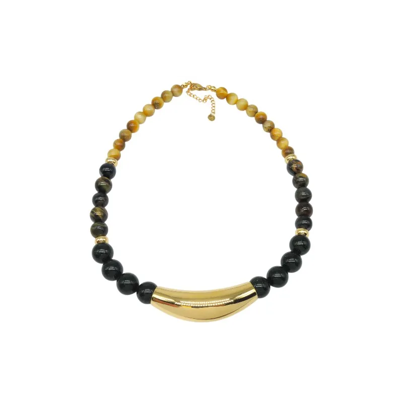 Collar de acero y piedras