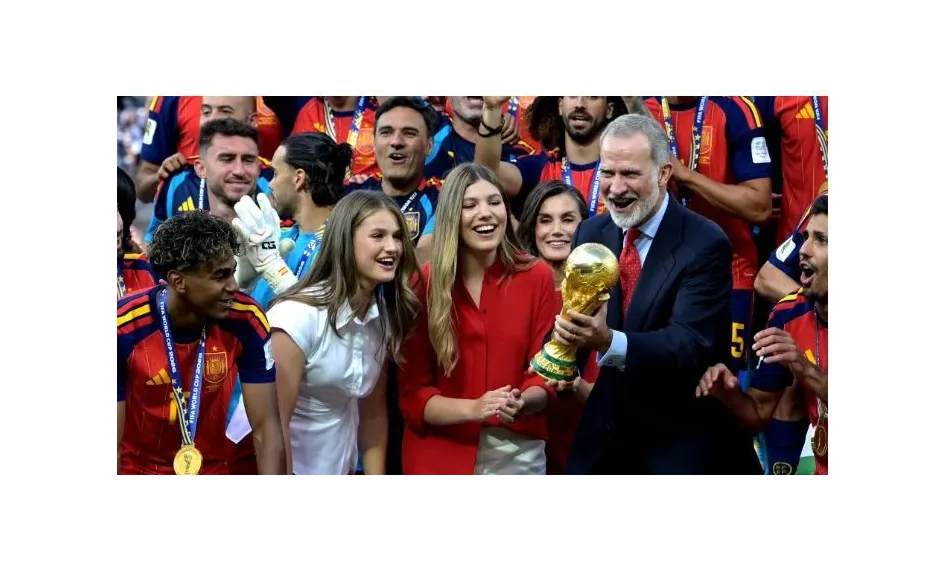 Los reyes Felipe y Letizia celebran eufóricos con sus hijas la histórica conquista del Mundial 